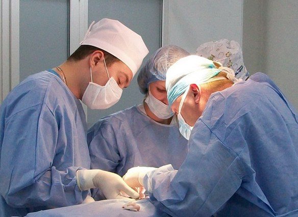 Хирурги проводят операцию на тазобедренном сочленении Хирурги проводят операцию