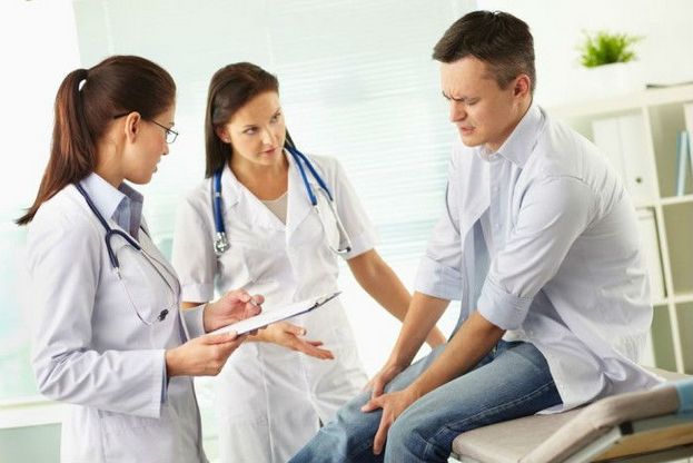 Обследование пациента на наличие тендинита Обследование пациента